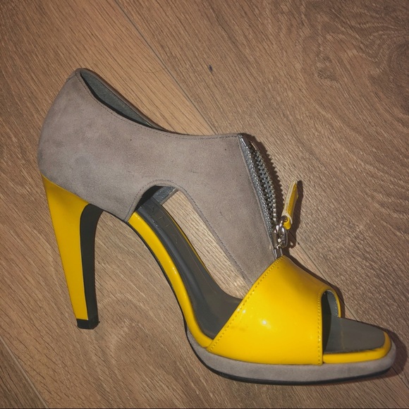 Diana Amorosa Heels - Picture 2 of 4